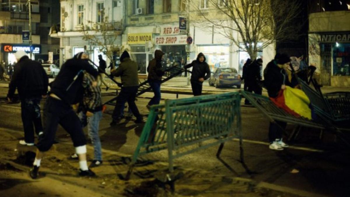 Înjurături la protestele din Bucureşti. Jandarm către manifestant: Vrei să-ţi sparg telefonul? Dă-i drumu' de aici!