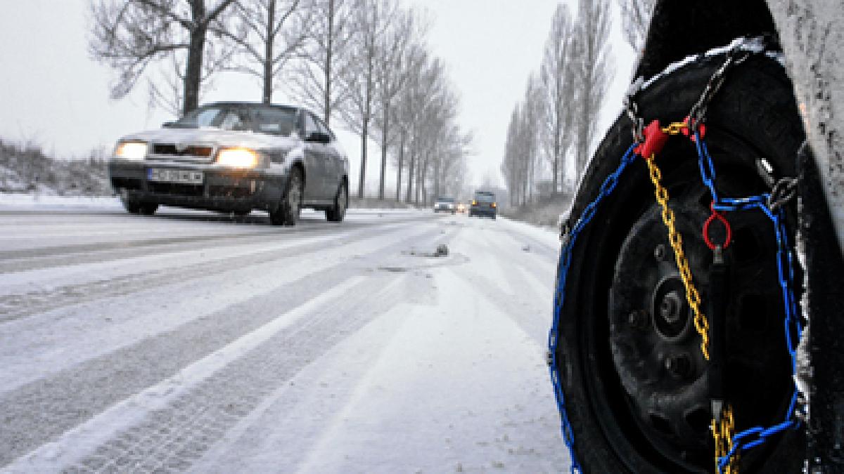 Ninsoare şi viscol, combinaţia care i-a făcut pe şoferi să meargă cu 20 km/h în Pasul Tihuţa