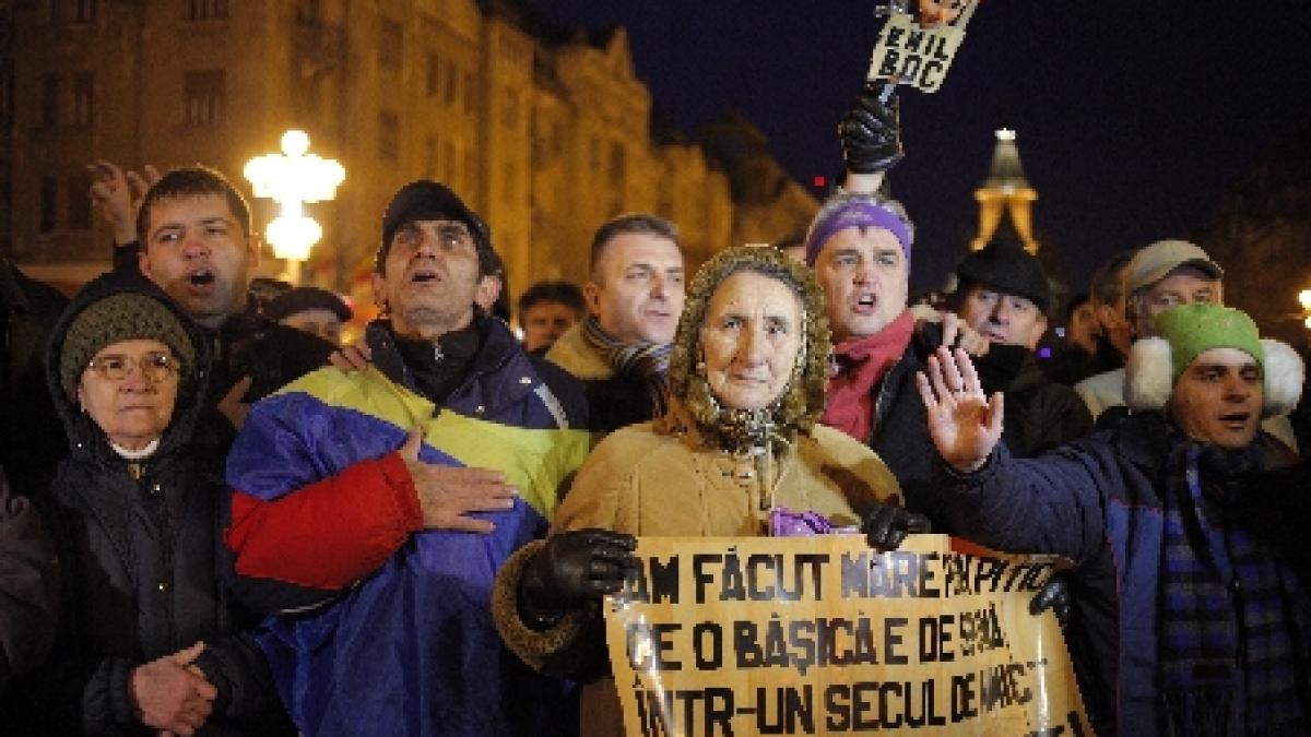 150 de persoane protestează la Timişoara: Demisia, demisia! Jos Băsescu!