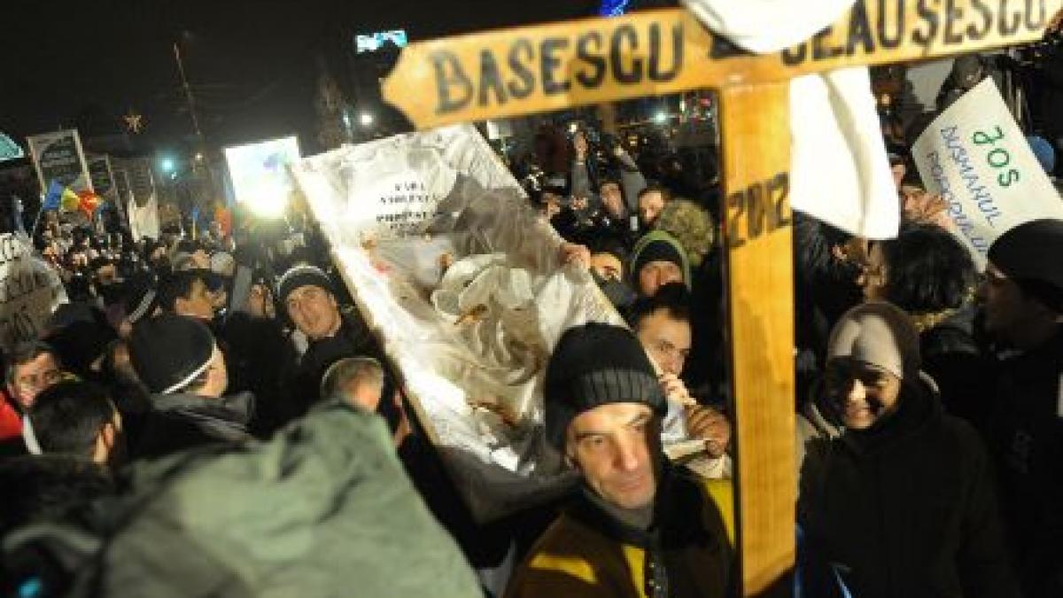 A şasea zi de proteste în România. Oamenii au ieşit în stradă în 60 de oraşe din ţară