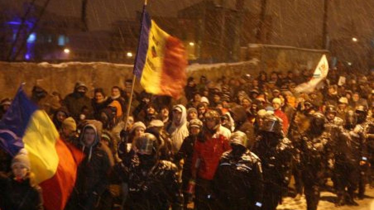 Aproximativ 1.200 de protestatari din Sibiu au depus o cruce la sediul PDL