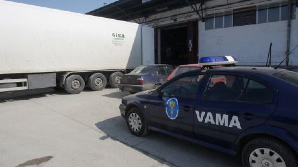 Cozi interminabile la Vama Nădlac. Sute de maşini au aşteptat ore întregi să le vină rândul la control