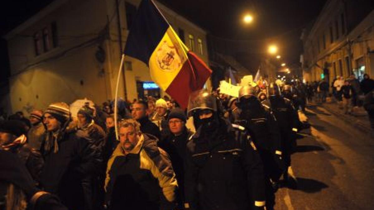 Deva: Protestatarii au plecat în marş spre sediul PDL