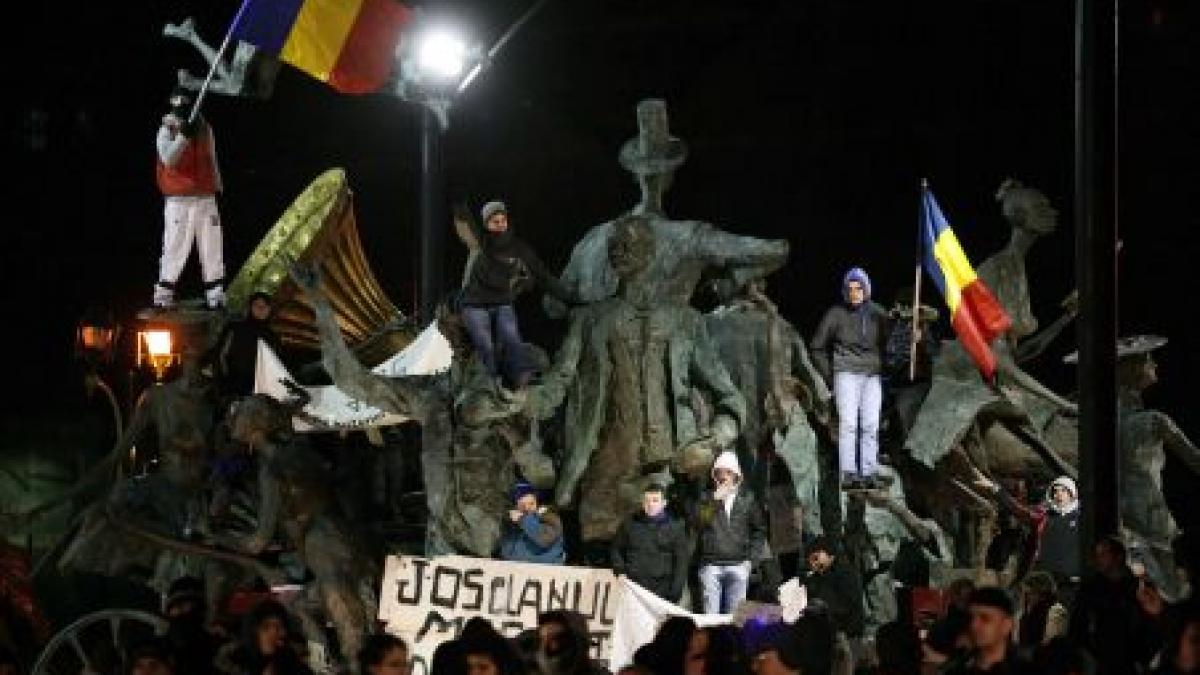 ”Ieși afară, javră ordinară!” face înconjurul lumii. Vezi cum a tradus The Economist lozinca protestatarilor