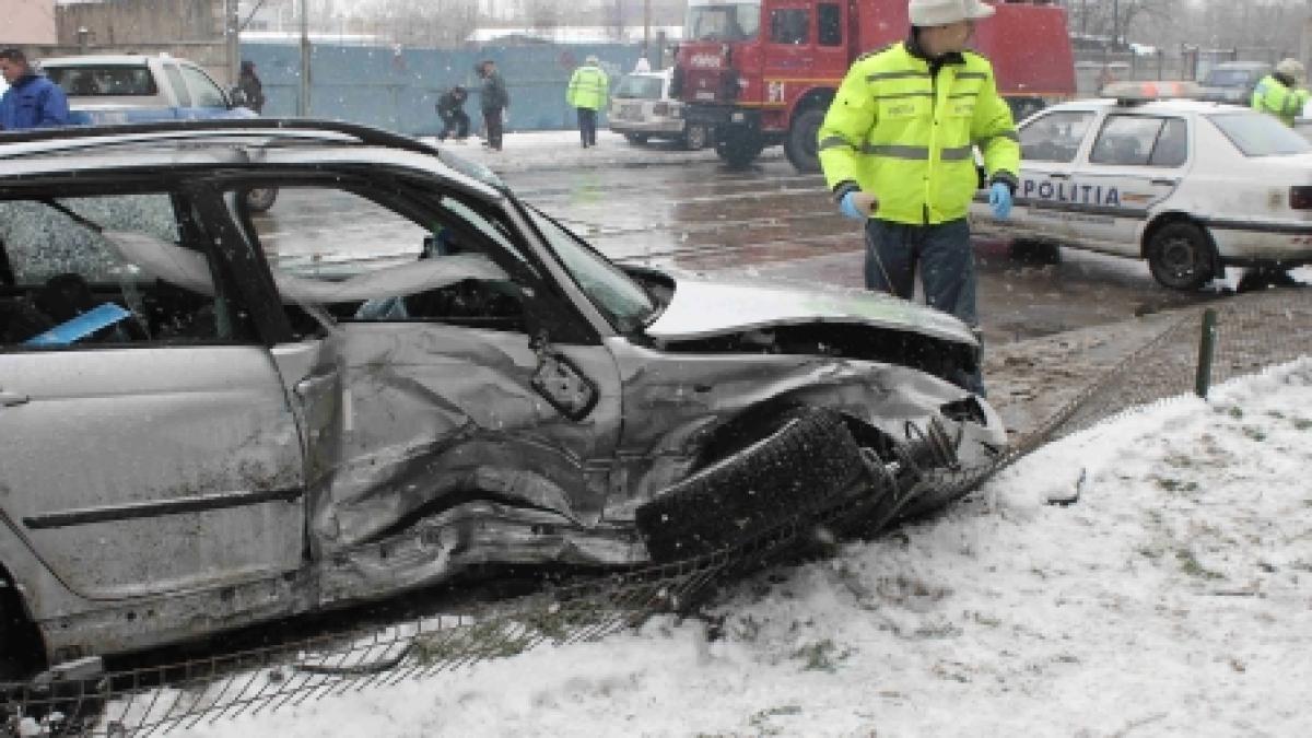 Infotrafic. 12 accidente rutiere, un mort şi 10 răniţi, în ultima zi