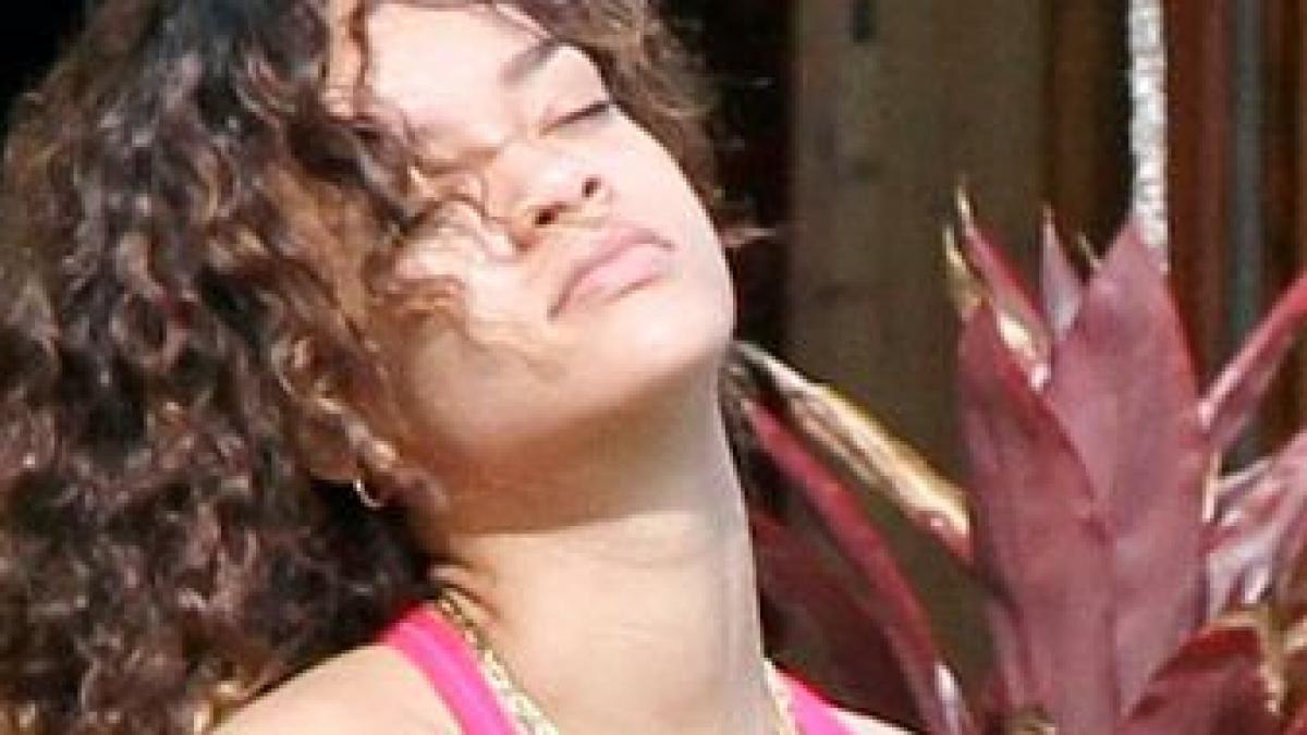 Nerecomandat minorilor! Rihanna, satisfăcută chiar în curtea casei. Imaginea pe care o va regreta toată viaţa