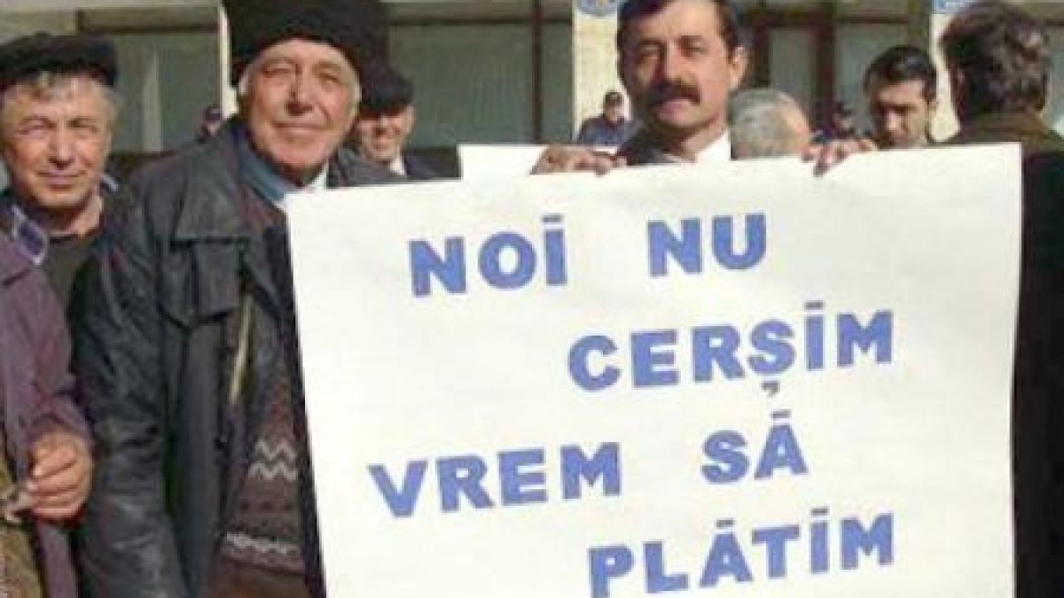 Românii stau la cozi ca să dea bani. Pensionarii, cei mai conştiincioşi la plata taxelor