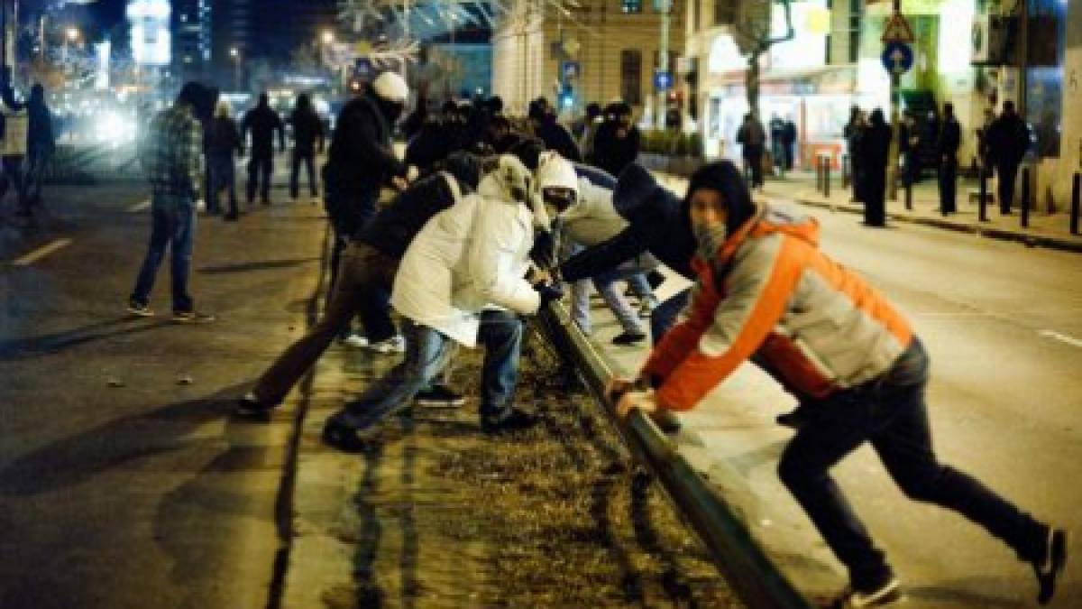 Jandarm către protestatari: Bătaie nu, că ne-a văzut destul ieri presa