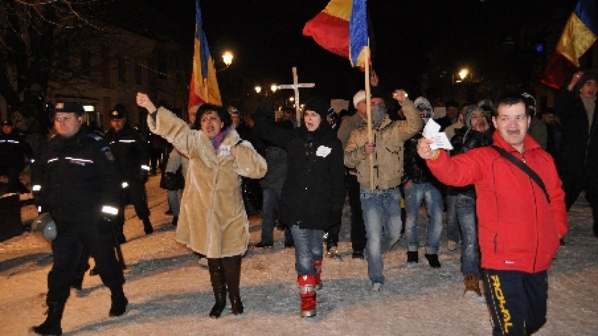 Protestatarii din Bistriţa au organizat un prohod simbolic pentru Guvernul Boc