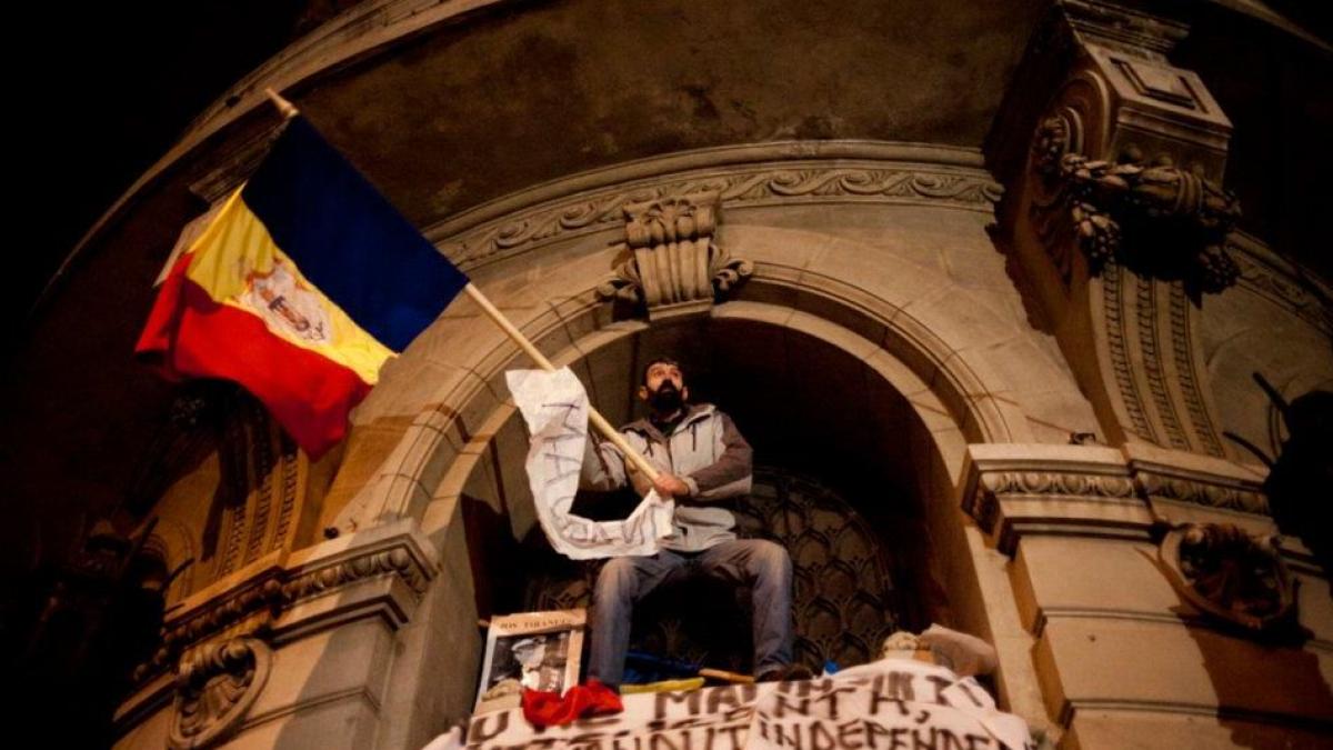 România, unită de proteste. Violenţele din Bucureşti, din perspectiva unui fotograf. „Dă-i, mă, şi lu` ăsta!”