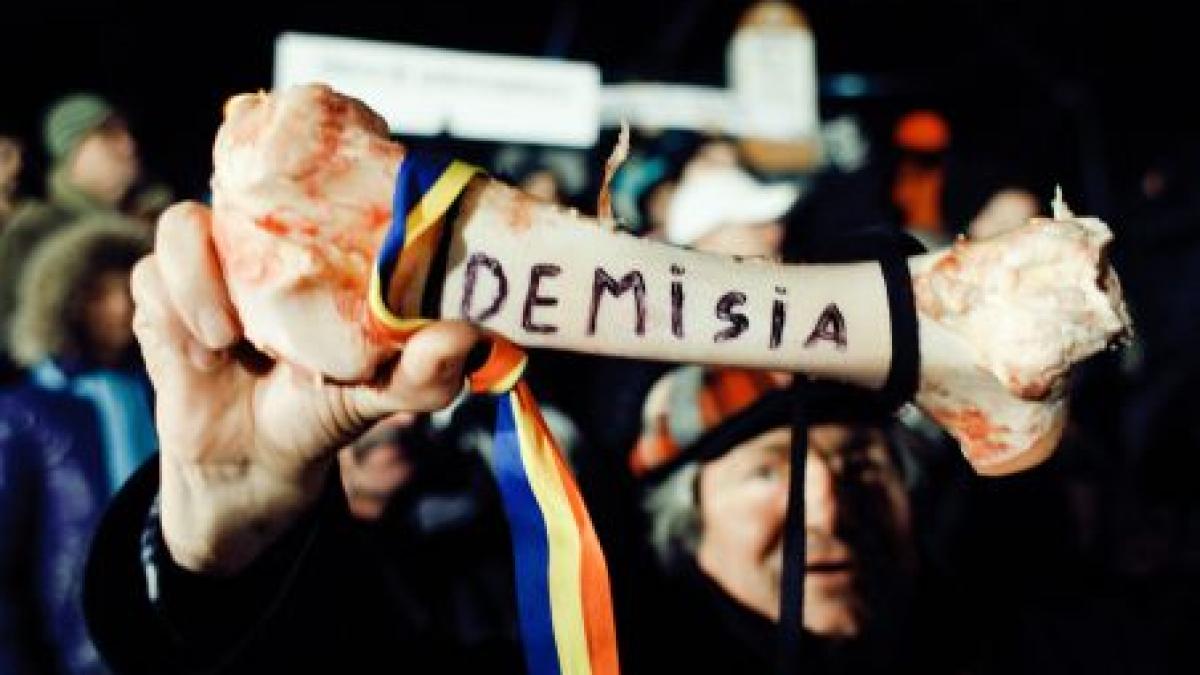 Românii din Londra protestează împotriva regimului: Jos Băsescu! Ieşiţi din casă dacă vă pasă!