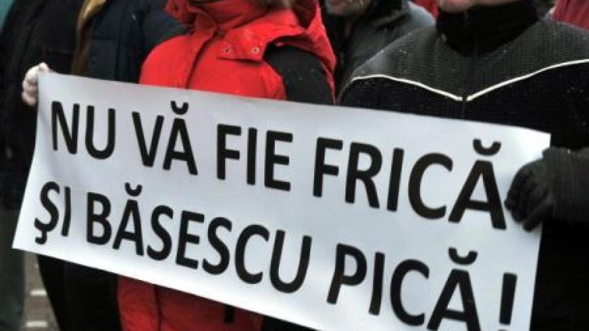 Românii NU RENUNŢĂ! Aproape 10.000 de oameni au ieşit marţi în stradă. 13 protestatari au fost arestaţi