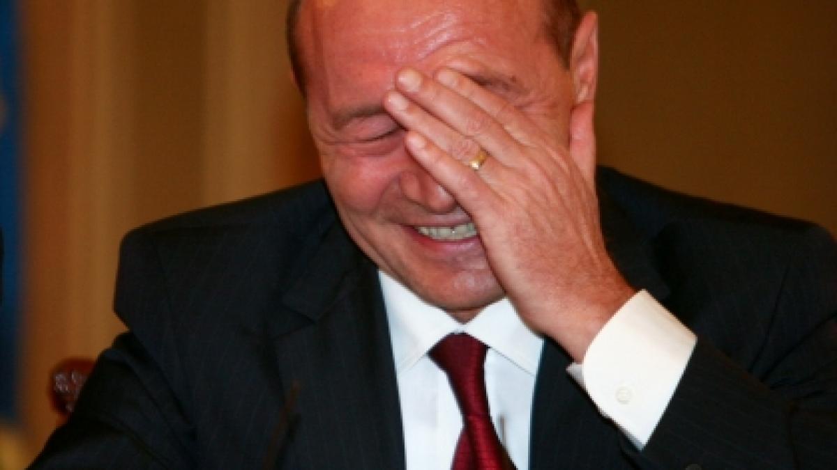 Oamenii strigă în stradă &quot;Jos Băsescu&quot;, preşedintele se întâlneşte cu ambasadorii acreditaţi în România