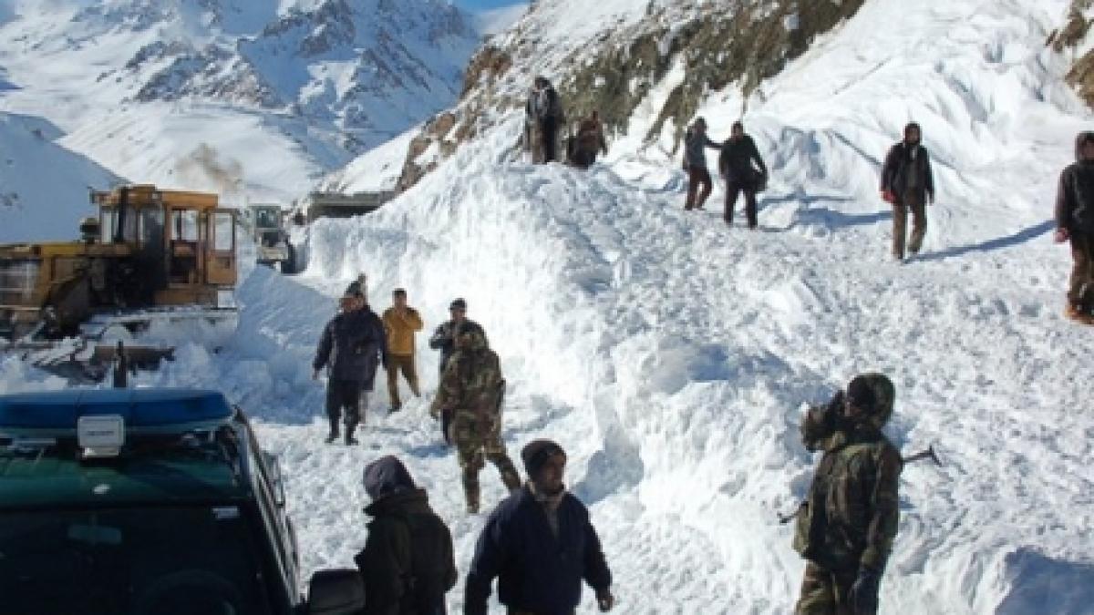 Peste 29 de morţi şi 40 de răniţi, în urma unei serii de avalanşe în Afganistan