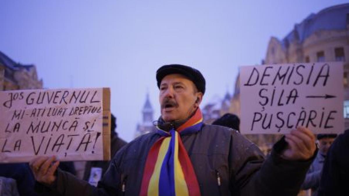 Peste 300 de oameni înfruntă viscolul şi protestează împotriva regimului Băsescu, la Vaslui