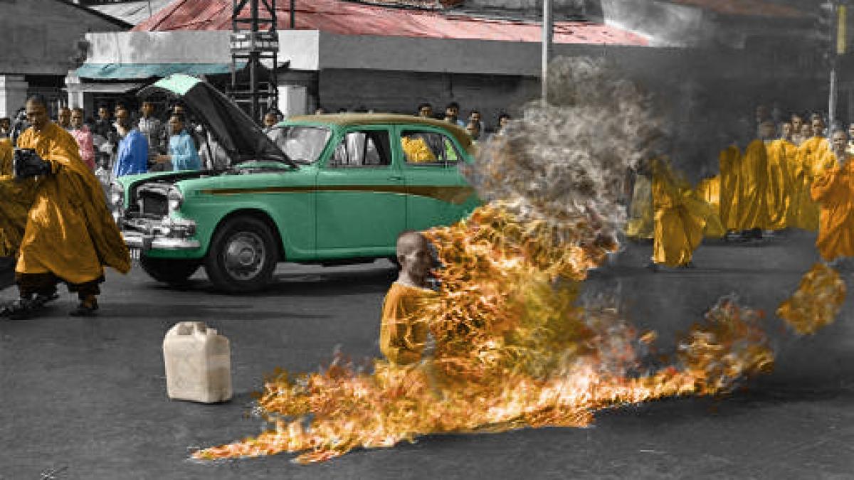 Protestatar tibetan care şi-a dat foc, bătut de poliţiştii chinezi cu bastoanele