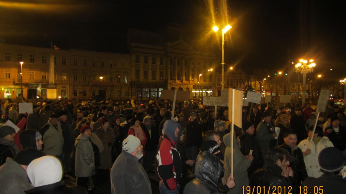 Tehnici de intimidare la Arad? Pliante cu articole de lege privind protestele publice, împărțite de jandarmi