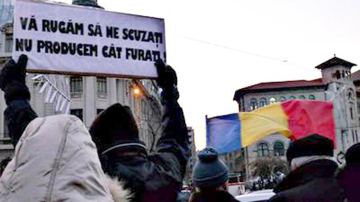 VOTEAZĂ topul celor mai tari lozinci de la proteste. &quot;Eba, tatăl tău nu vrea să vorbește cu noi&quot;