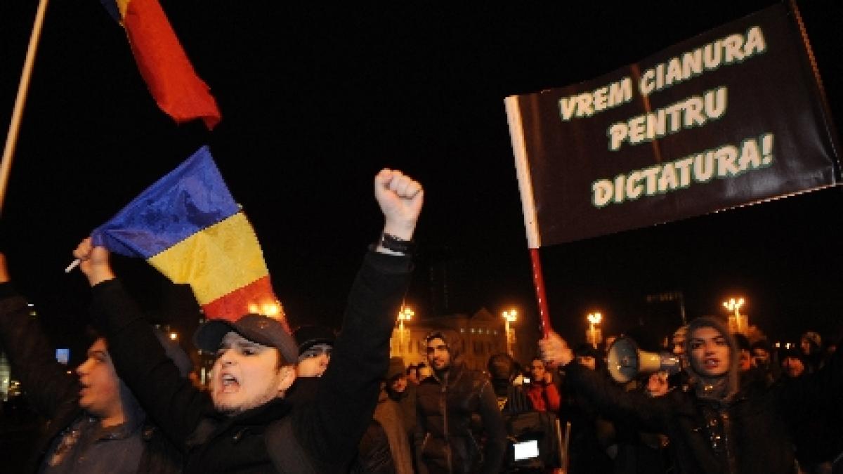 100 de oameni protestează la Piteşti: O femeie a adus o pereche de pantofi purtată pentru Udrea