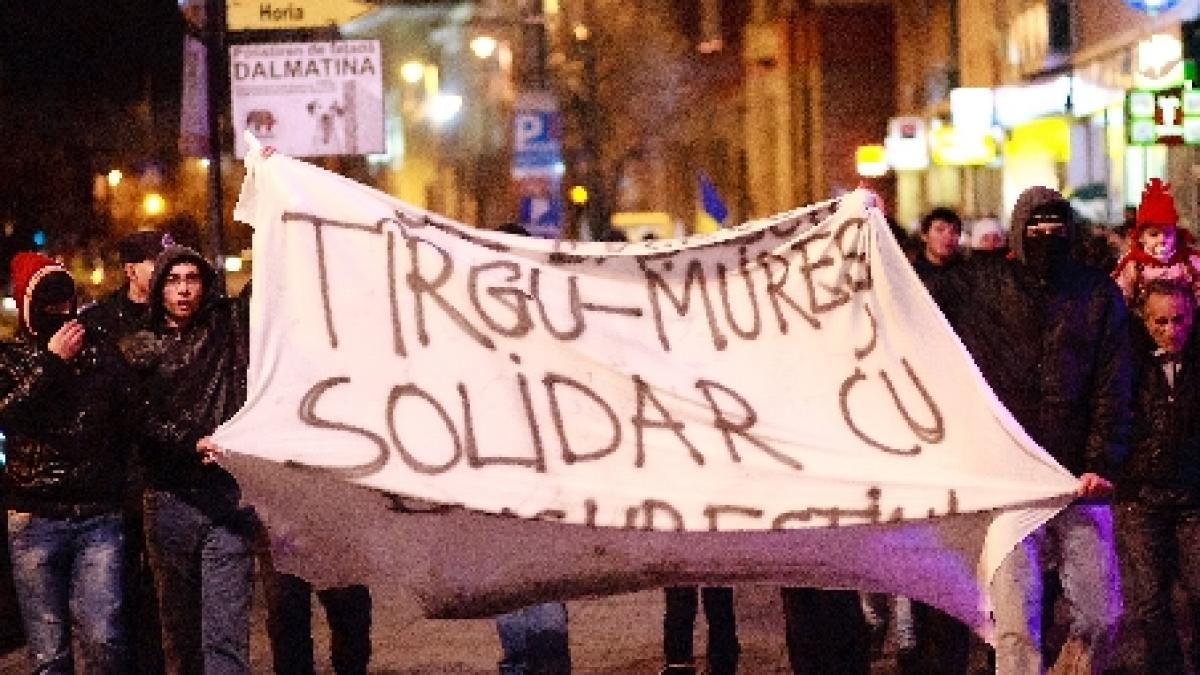 200 de protestatari cer demisia lui Băsescu, la Târgu Mureş. Şoferii claxonează şi înconjoară zona centrală a oraşului