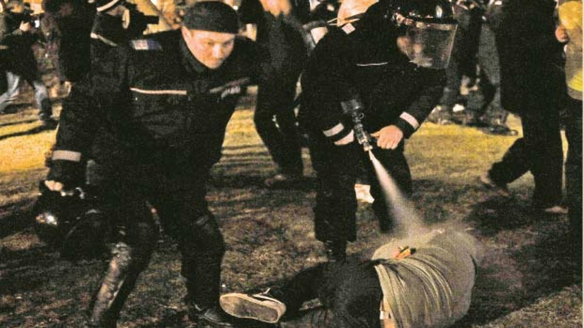 Bătuţi fără motiv de jandarmi. Protestatarii acuză violenţa forţelor de ordine