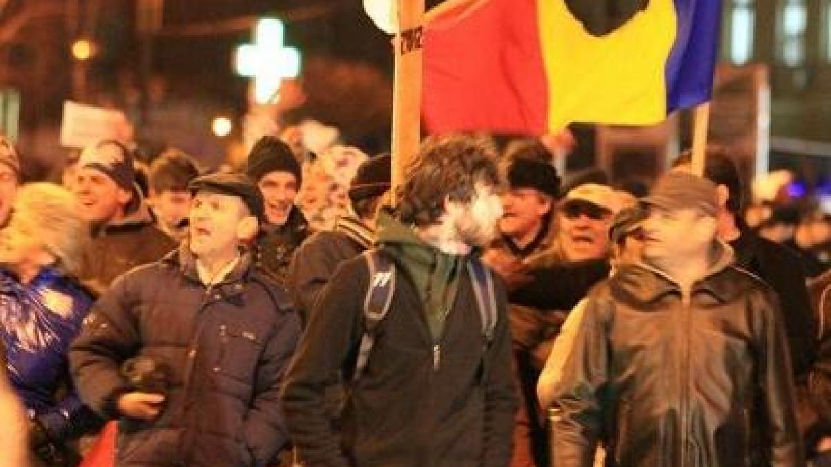 Din nou violenţe în Piaţa Universităţii. Jandarmii au făcut uz de gaze lacrimogene, unii manifestanţi au aruncat cu sticle şi pietre