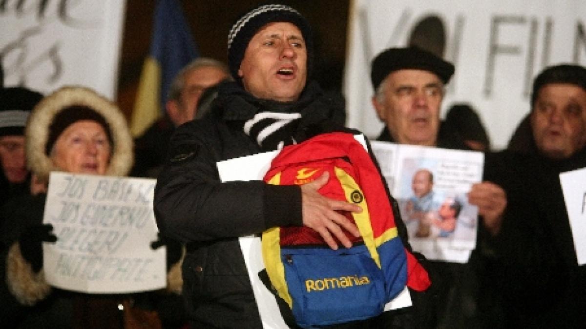 Peste 100 de persoane cer, în stradă, demisia lui Traian Băsescu