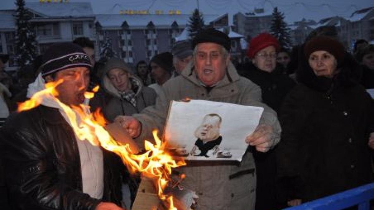 Peste o sută de oameni au înfruntat ninsoarea şi au protestat la Bistriţa Năsăud