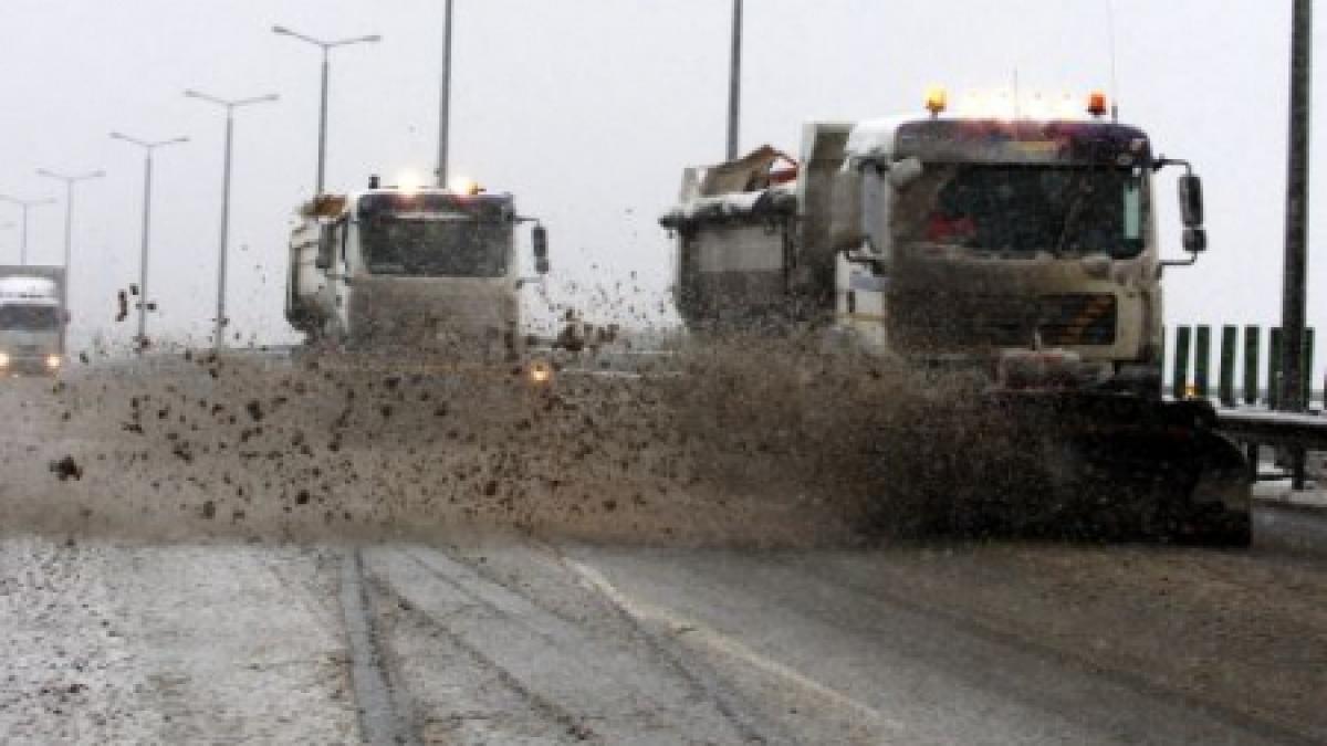 Peste 40 de utilaje de deszăpezire vor împrăştia material antiderapant în toată Capitala