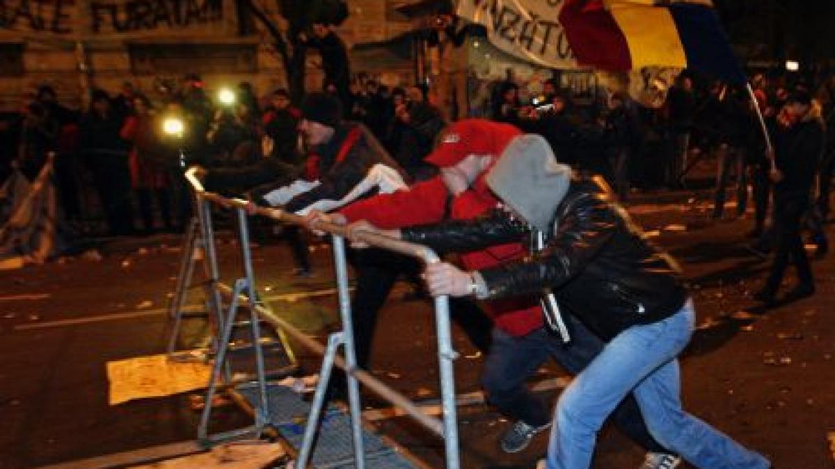 A trecut o săptămână de la cea mai violentă noapte de proteste din Bucureşti. VIDEO