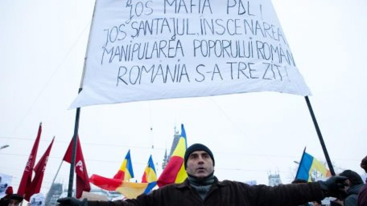 Proteste neîntrerupte în Piaţa Universităţii. Oamenii îndură frigul şi zăpada pentru a cere demisia preşedintelui Băsescu