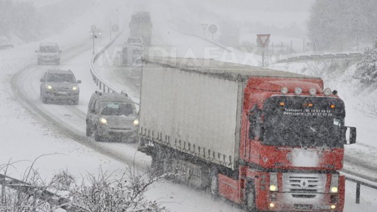 Traficul rutier pe A2, blocat între localităţile Basarabi şi Agigea, din cauza zăpezii