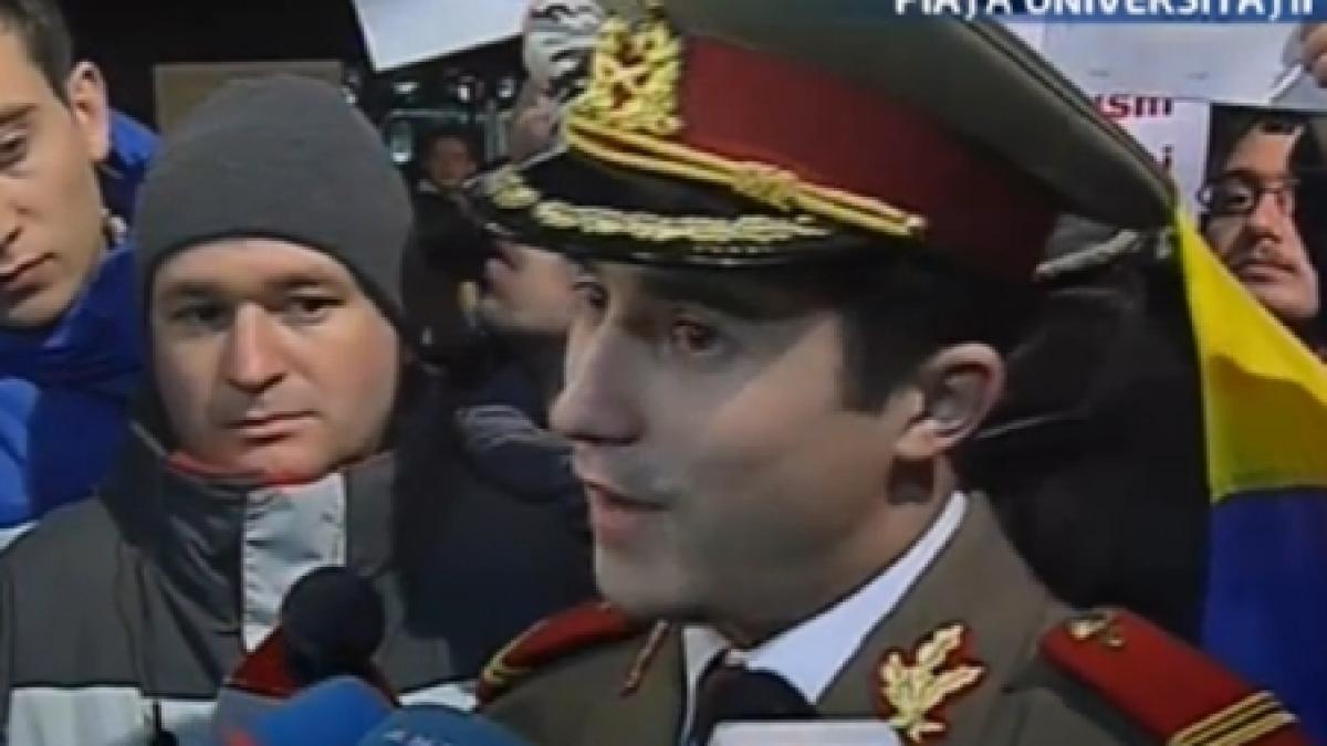 Protest în uniforma militară, în Piaţa Universităţii: Acum sunt liber spiritual, vedem mâine dacă mai sunt liber şi fizic