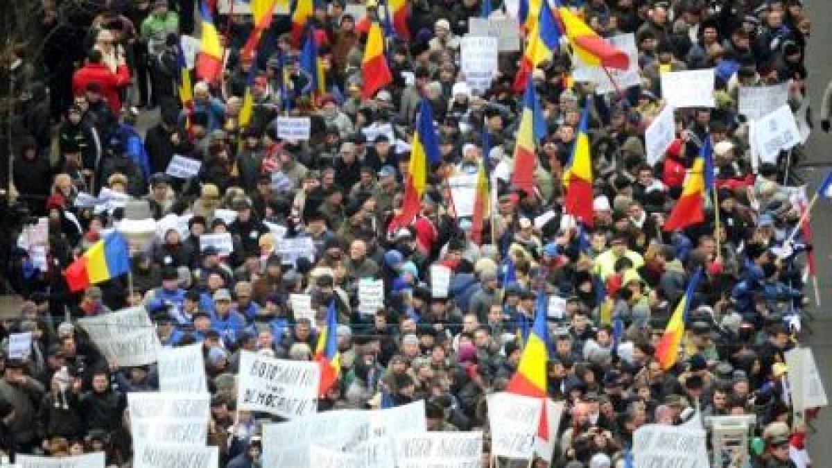 Aproximativ 1.000 de oameni au protestat în Piaţa Universităţii. Sute de suporteri s-au alăturat manifestanţilor