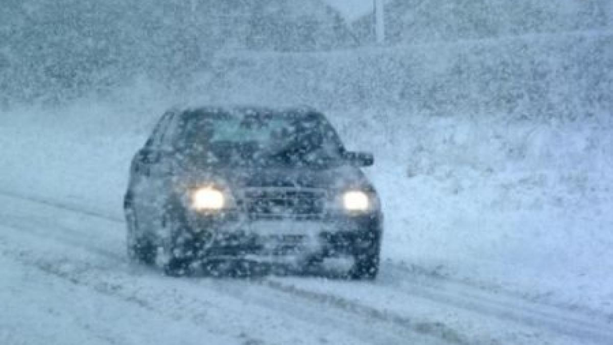 Traficul rutier, îngreunat din cauza viscolului şi a ninsorilor abundente. Vezi zonele afectate şi prognoza meteo 