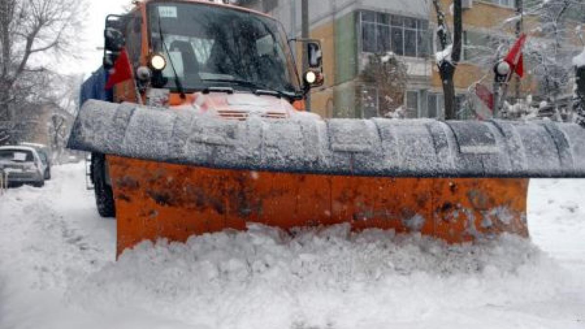 Bucureştiul, sub stăpânirea zăpezii. Zeci de maşini avariate şi copaci cazuţi. Ninge fără oprire de peste 14 ore