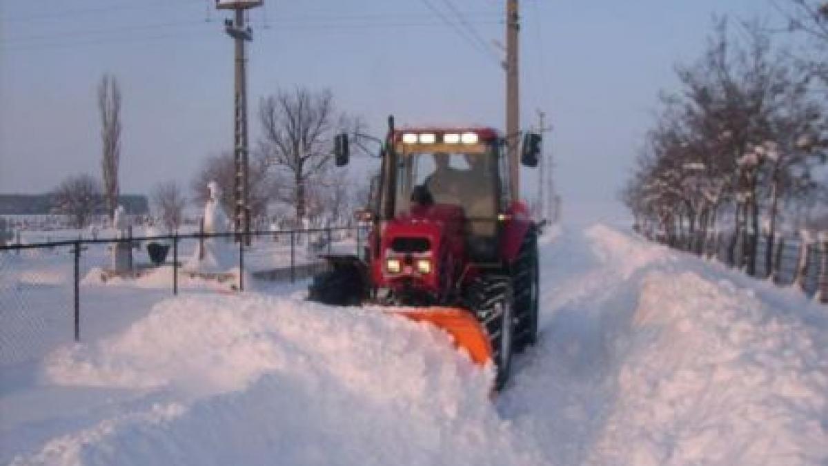 Două microbuze pline cu 40 de elevi sunt înzăpezite la Buzău