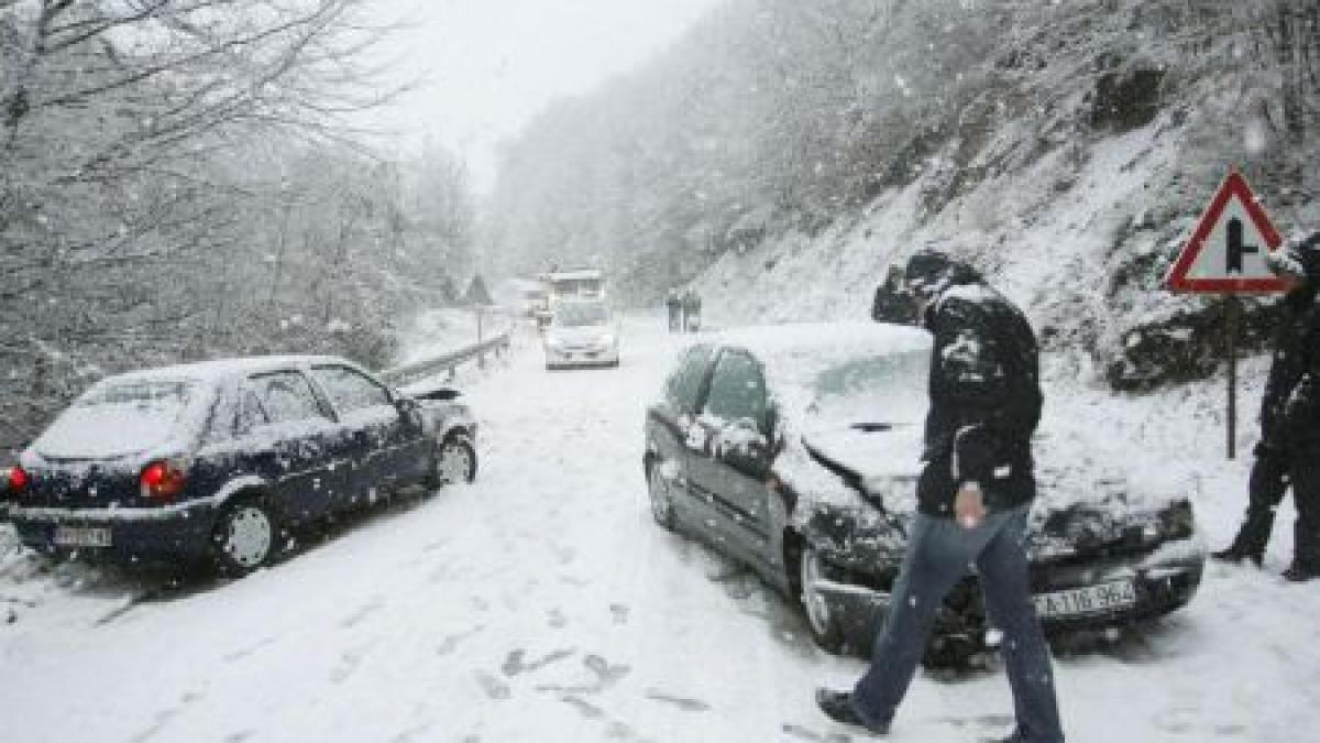 Haos în trafic din cauza ninsorilor. Vezi starea drumurilor din ţară