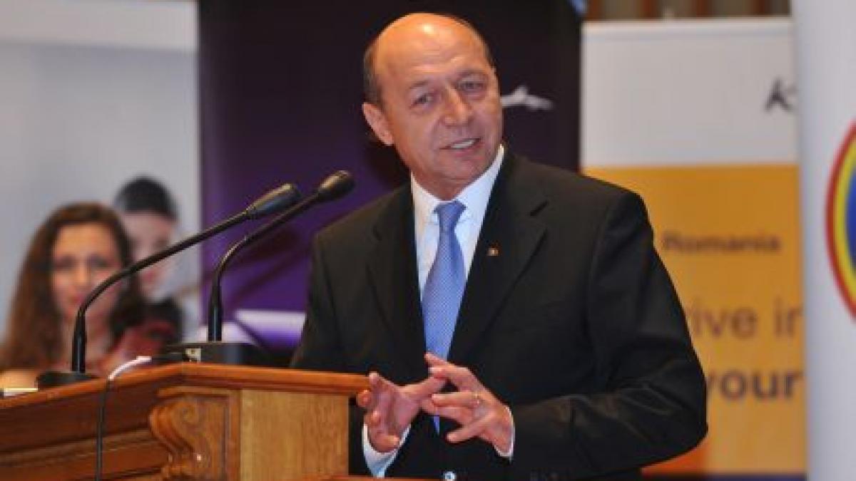 Oamenii îi cer demisia în stradă, Băsescu vorbeşte despre susţinerea sa pe Facebook