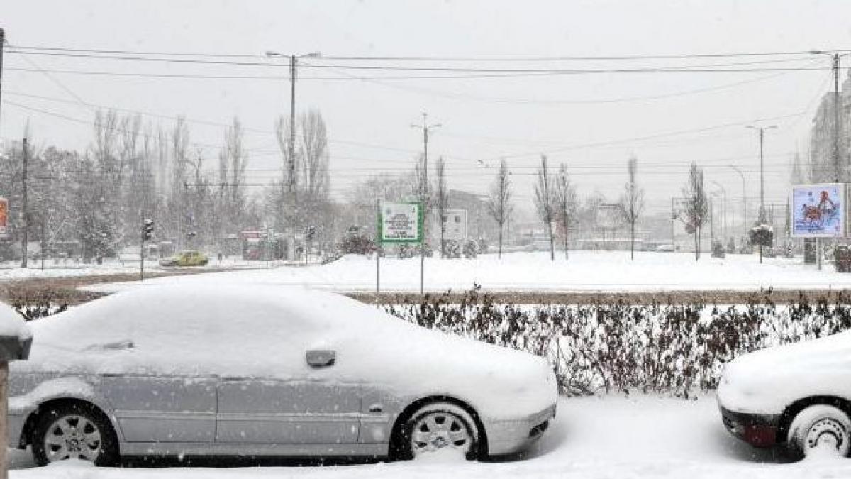 Pe întuneric din cauza ninsorii. Peste 50 de localităţi din Dâmboviţa au rămas fără curent electric