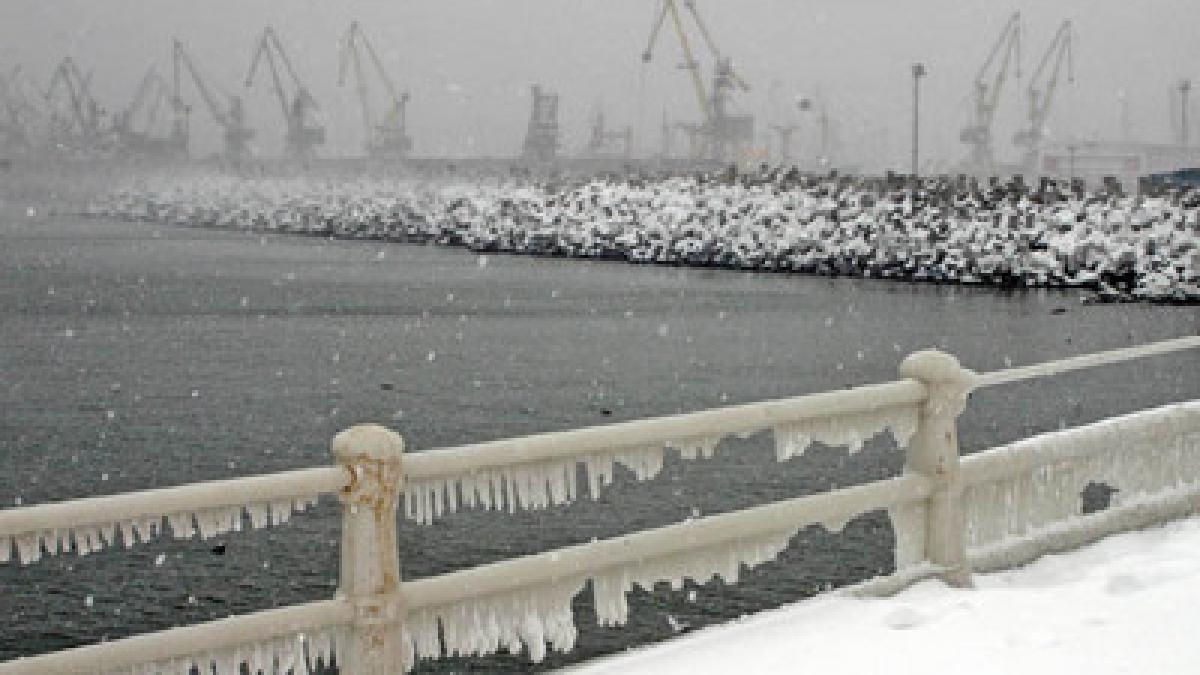 Porturile Midia, Constanţa Sud şi Nord şi Mangalia, închise din cauza viscolului