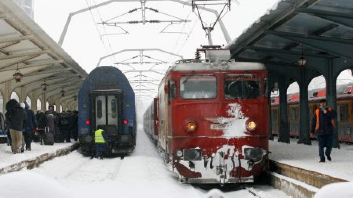 Şi CFR funcţionează în condiţii de iarnă. Vezi ce trenuri au fost anulate din cauza ninsorii