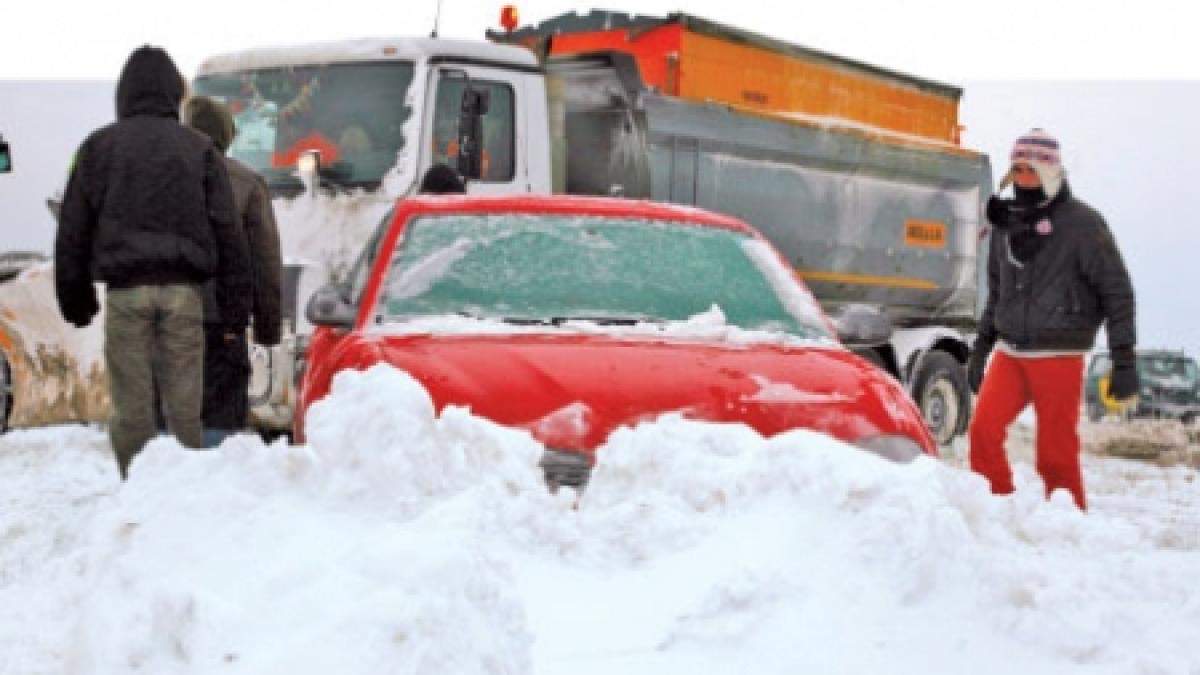 19 persoane blocate în nămeţi pe A1, alte şase în zonele Afumaţi-Şindriliţa şi Popeşti Leordeni