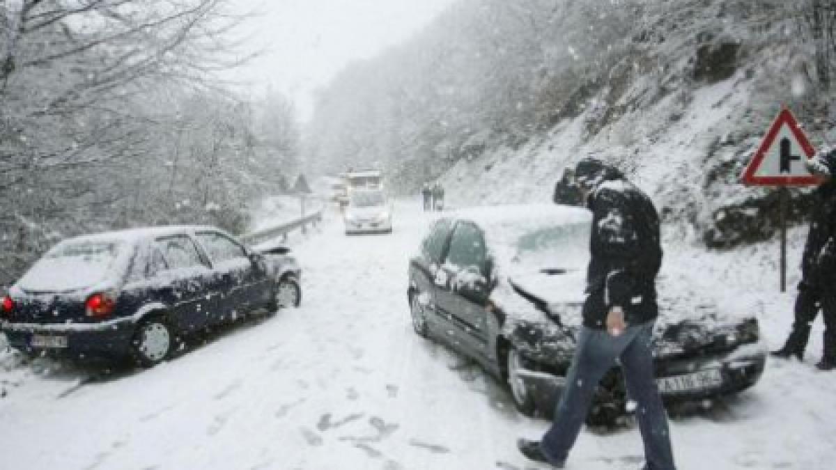 Accidente în lanţ pe drumurile ţării din cauza carosabilului acoperit cu zapadă. Mai multe persoane, grav rănite în impact