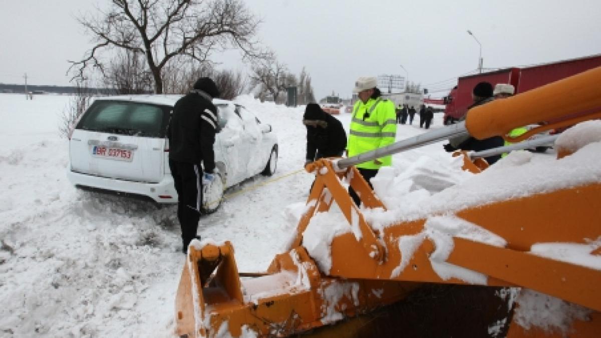 Două ambulanţe, încă blocate în nămeţi. O gravidă a născut blocată în trafic