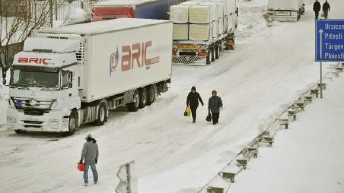 Gabriel Oprea a ordonat distribuirea de apă, ceai cald şi alimente pentru cei blocaţi pe A1 şi A2