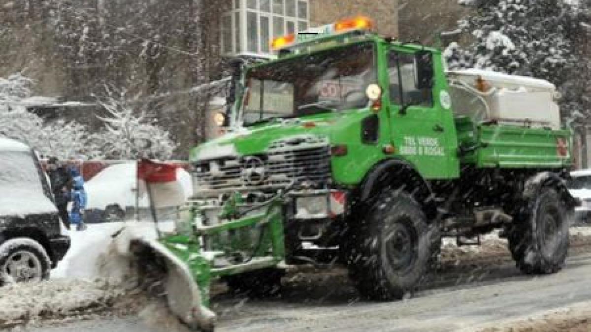 Incredibil! Maşinile de deszăpezire nu au ieşit din Bucureşti pentru că nu aveau roviniete