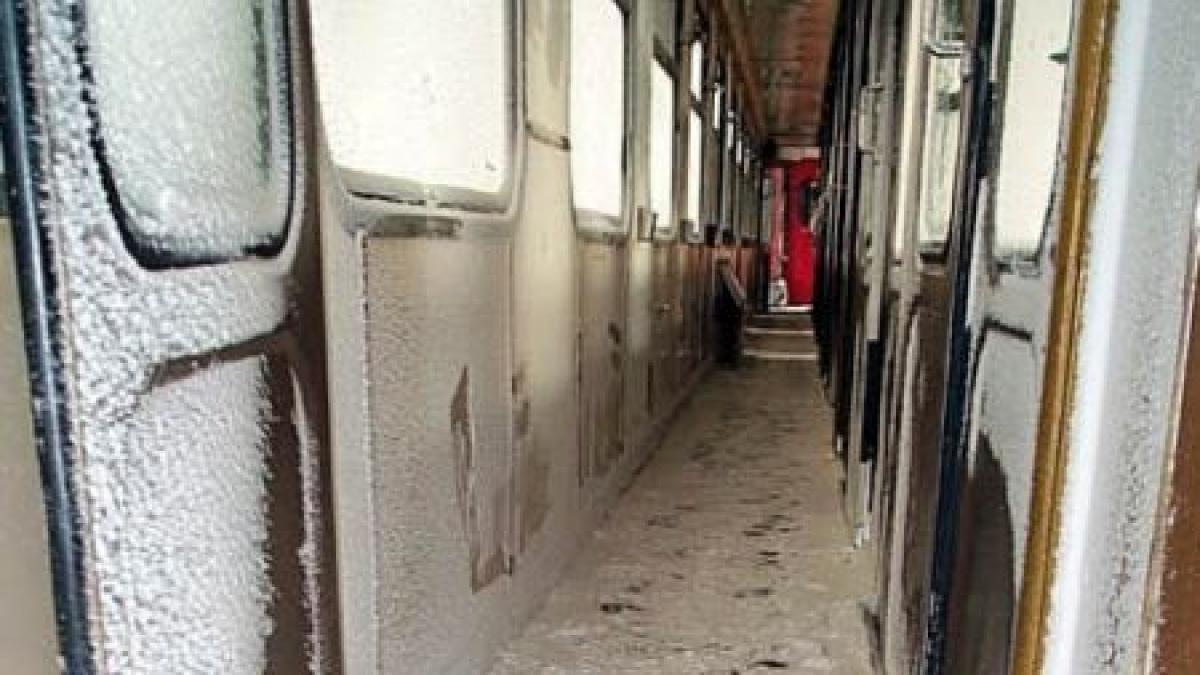 Locomotivă sărită de pe şine din pricina viscolului. Cei aproximativ 120 de călători au fost preluaţi de o altă garnitură, la 4 ore de la incident