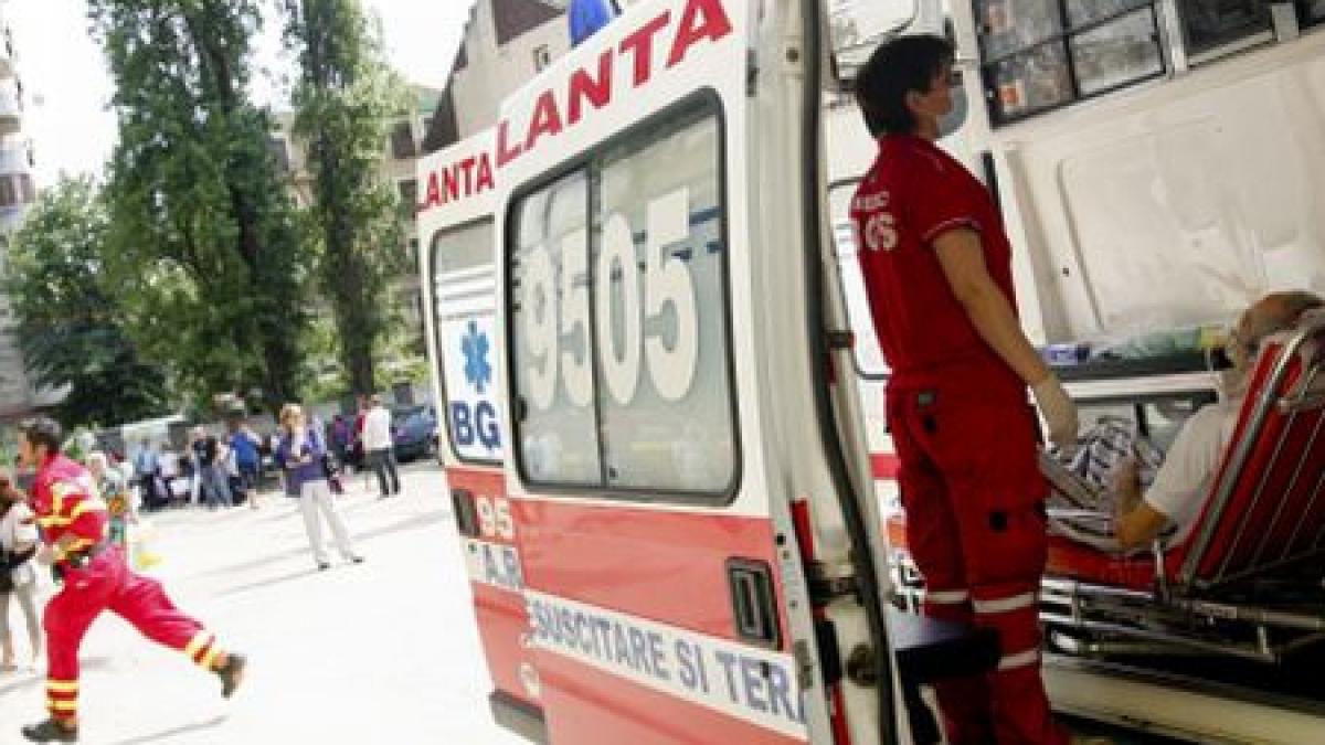 Râmnicu Vâlcea: Ambulanţă implicată într-un accident rutier. Personalul medical, internat de urgenţă la spital