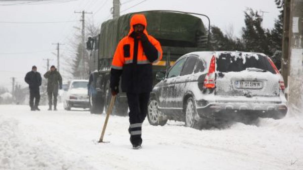 Un bărbat a murit după ce a stat ore în şir în maşina îngropată în zăpadă